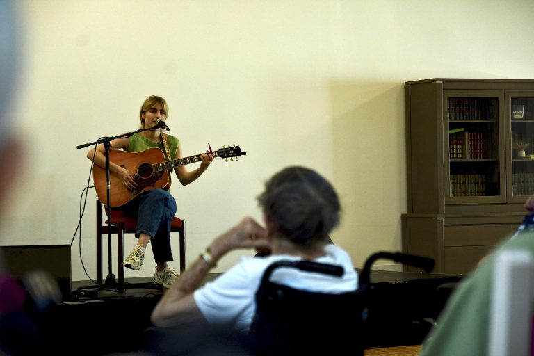 Les résidents de l'Ehpad du Chênois et de celui de Pont-de-Roide assistent au concert. | ©Le Trois - A.S.