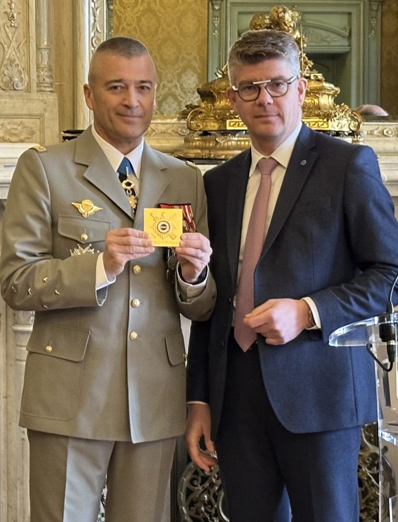 Le général Burkhard avec le sénateur Cédric Perrin, lors de sa venue à Belfort en février 2025.