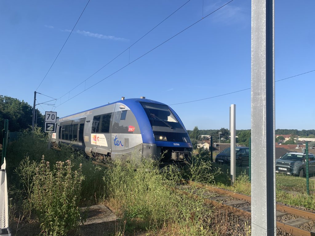 Depuis septembre 2024 et jusqu'en décembre 2026, la desserte de la ligne Belfort-Delle est assurée par une motrice diesel X73500.