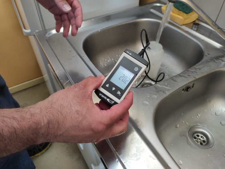Au début de la prise de température, l'eau est à plus de 20°C au thermomètre. | ©Le Trois - Loéva Claverie