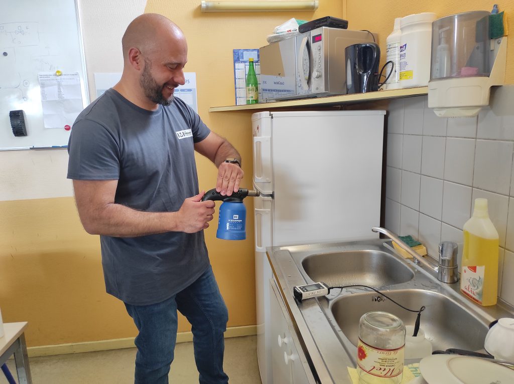 Cédric Bernard procède à la désinfection du robinet pour le processus de prélèvement nécessaire au contrôle de l'eau potable.