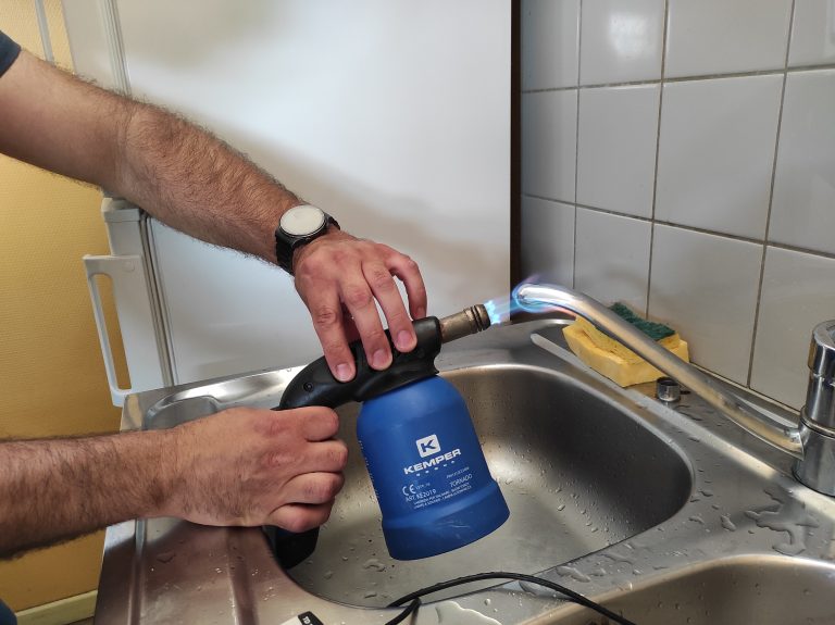 Le robinet est désinfecté au lance-flamme. | ©Le Trois - Loéva Claverie