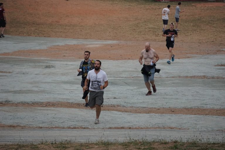 Les premiers festivaliers courent pour être les premiers devant la grande scène, pour le concert d'Iron Maiden.