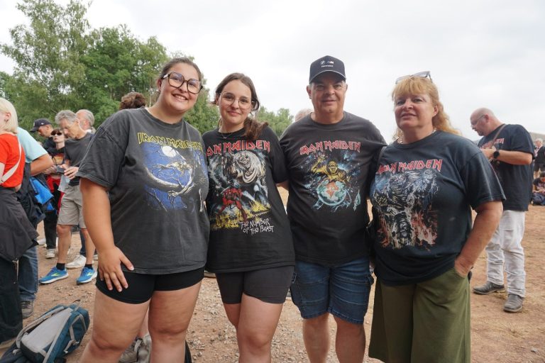 Mélicia et Carméline, avec leurs parents, prêtes pour Iron Maiden.