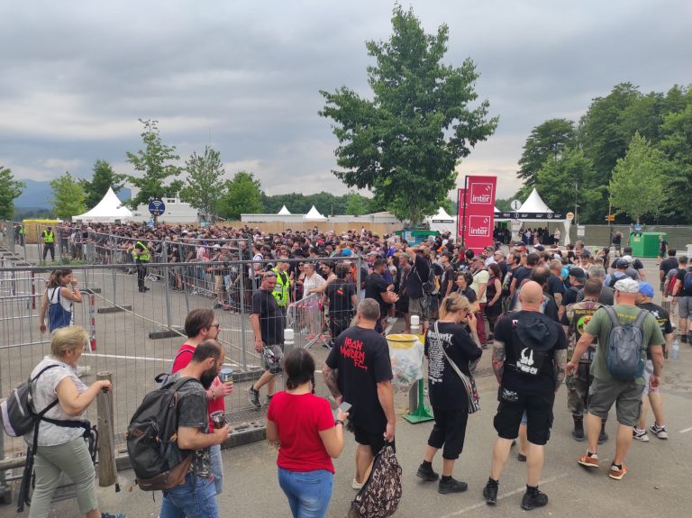 Certains festivaliers attendent depuis 7h, ce jeudi matin, pour être les premiers et être les mieux placés devant Iron Maiden
