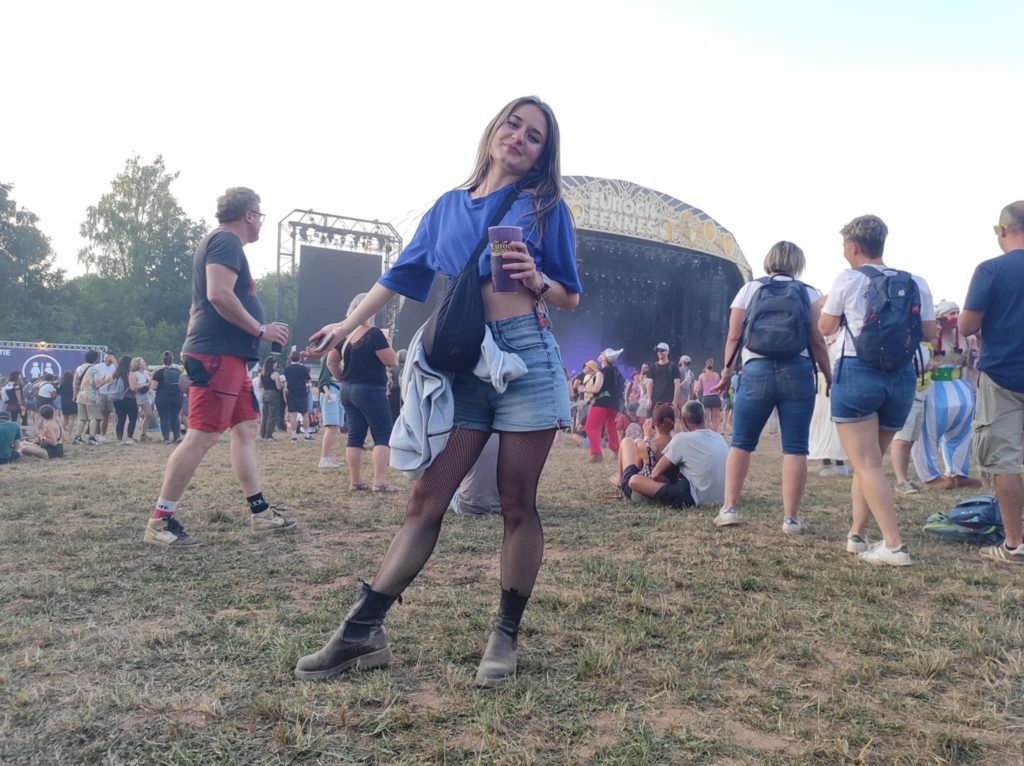 5juillet_25 ans_eurocks Actuellement vendeuse dan sla mode à Lyon, Jeanne Soltner a l'objectif d'économiser un maximum sur la fin de l'année pour déménager à Paris. | ©Le Trois - Loéva Claverie