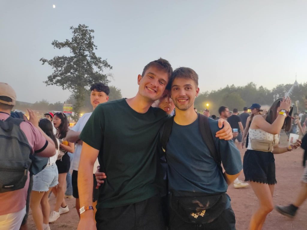5juillet_25 ans_eurocks Pierre Gilbert et Adrien B. ont découvert les Eurocks à leurs 17/18 ans et y reviennent dorénavant chaque année pour retrouver leurs amis. | ©Le Trois - Loéva Claverie