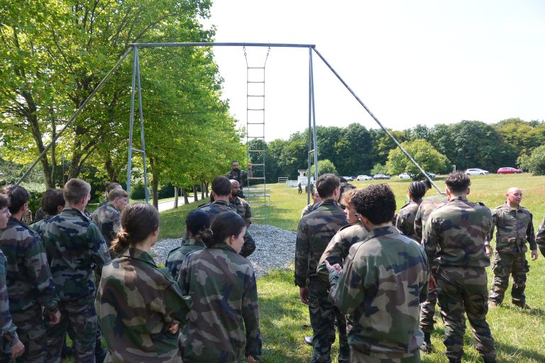 Répartition en quatre colonnes (ou groupes) avant d'affronter le parcours d'obstacles.