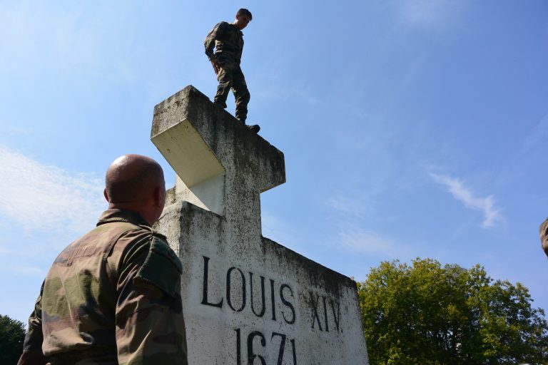 Un des obstacles: les étudiants doivent sauter de plusieurs mètres de haut sous le regard protecteur d'un instructeur du 1er RA. (Photo Le Trois | P.-Y.R.)