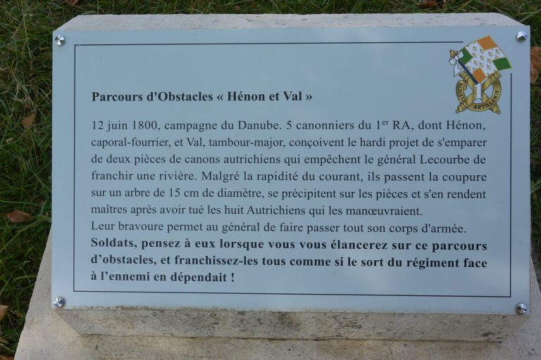 Une borne rappelle un fait d'armes pour motiver ceux qui s'entrainent au parcours d'obstacles.