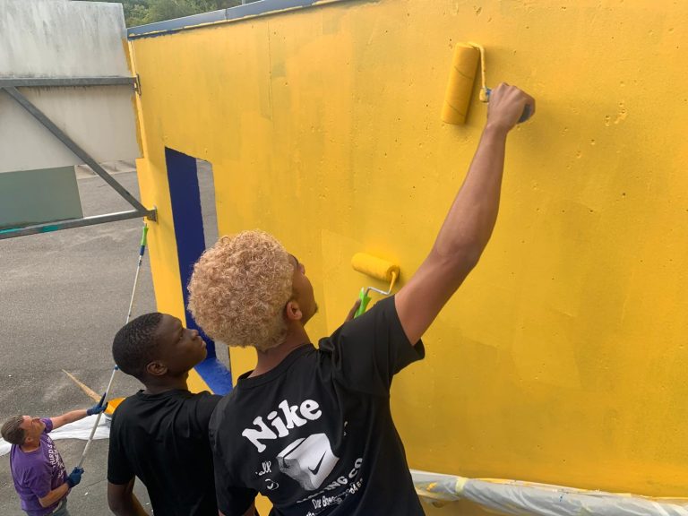Les jeunes joueurs du centre de formation de Seloncourt mettent la main à la pâte. | ©Le Trois - E.C.