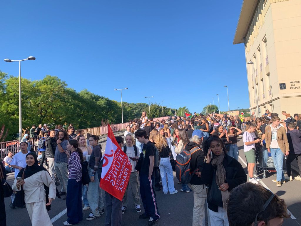 Les lycéens bloquent la route sur le pont Legeay, près de la Maison du Peuple, le 18 septembre 2025. | ©Le Trois – Éva Chibane