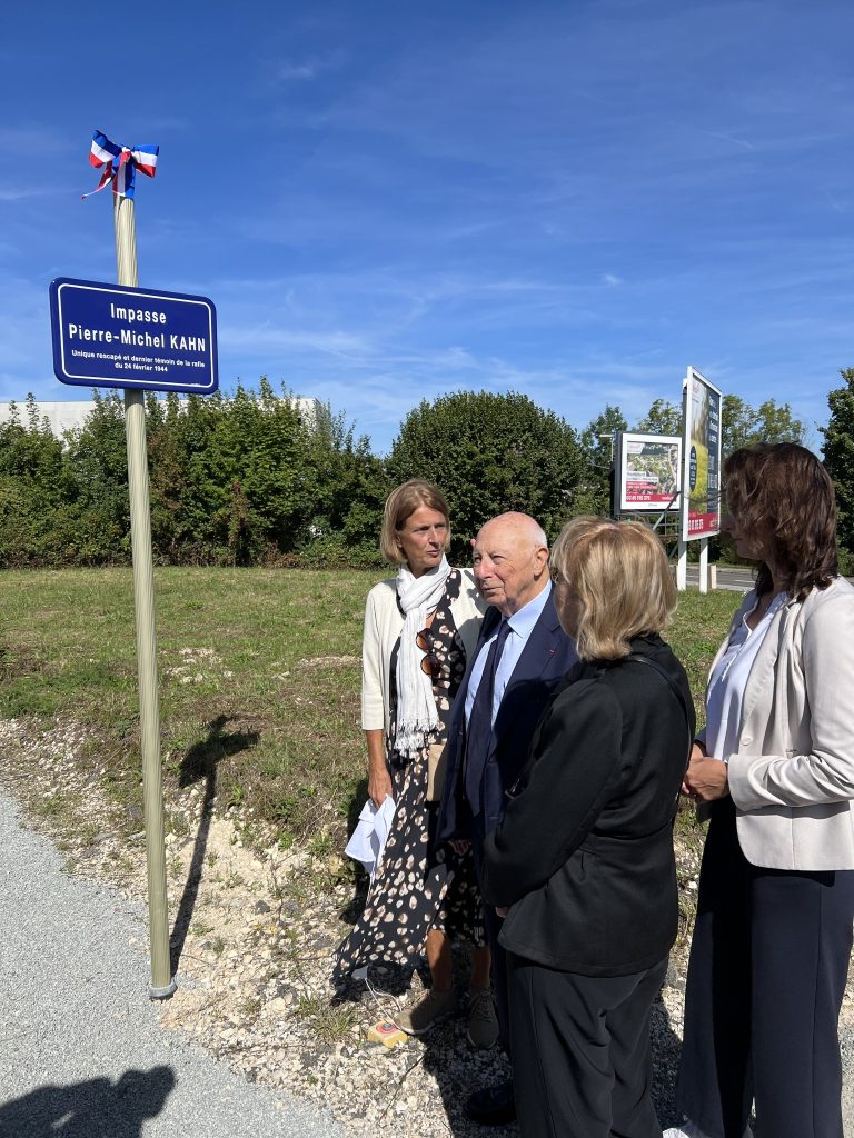 khan_impasse_montbéliard La mairie de Montbéliard a inauguré l'impasse Pierre-Michel Khan, en présence de l'intéressé. Un événement rare.