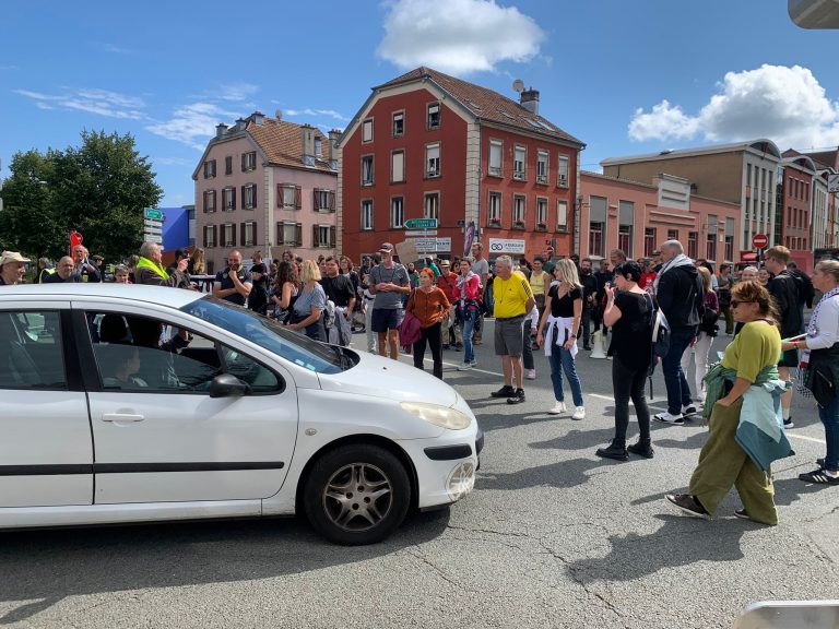 Ce 10 septembre 2025, blocage de l'intersection faubourg des Ancêtre et boulevard du Maréchal-Joffre, à Belfort, à 14h, par le mouvement "Bloquons tout".