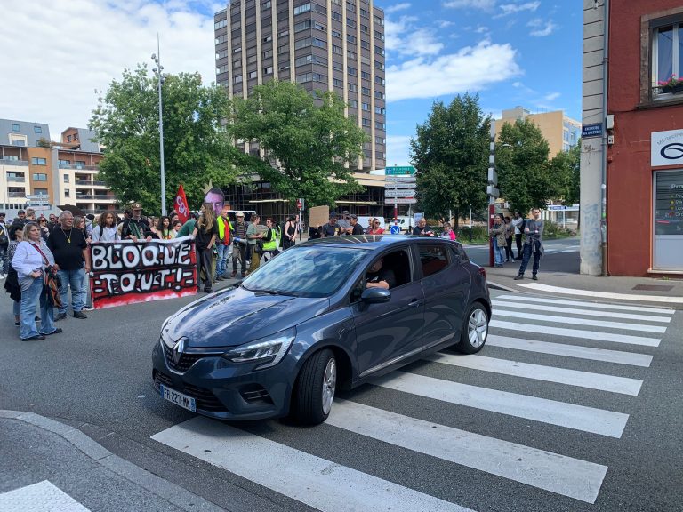 Ce 10 septembre 2025, blocage de l'intersection faubourg des Ancêtre et boulevard du Maréchal-Joffre, à Belfort, à 14h, par le mouvement "Bloquons tout".
