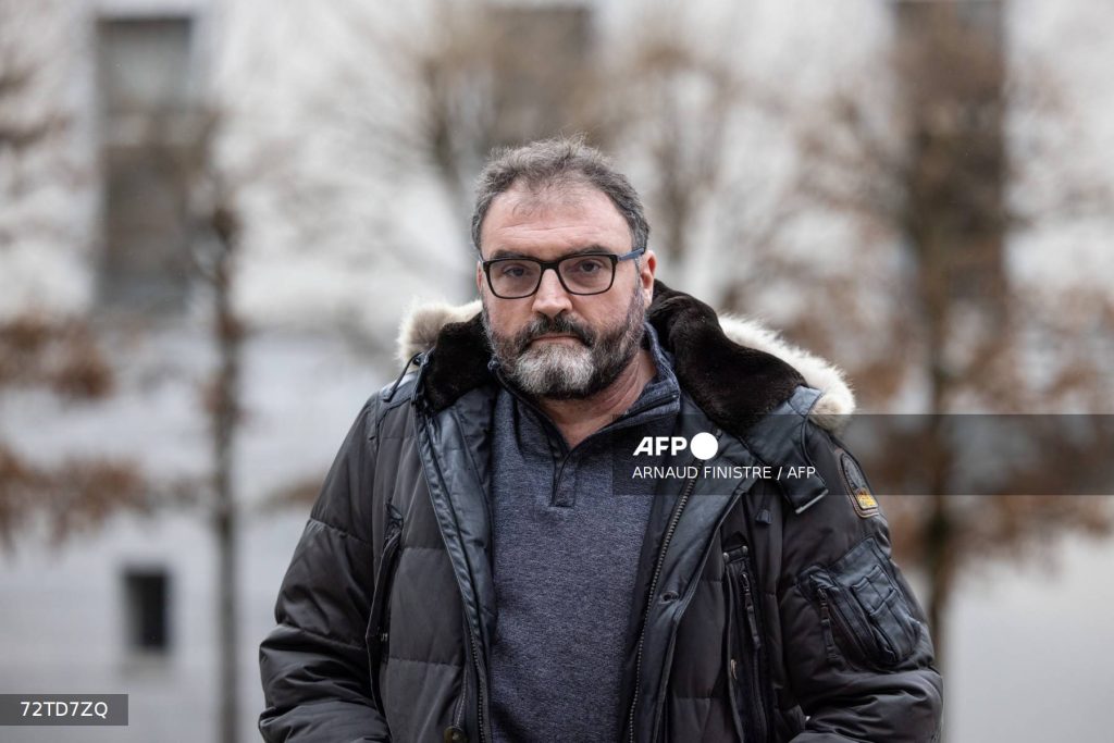 Frédéric Péchier, anesthésiste désormais soupçonné d'avoir empoisonné 32 patients (dont 13 ont été mortels) à l'hôpital de Besançon, arrive au palais de justice de Besançon le 8 mars 2023.