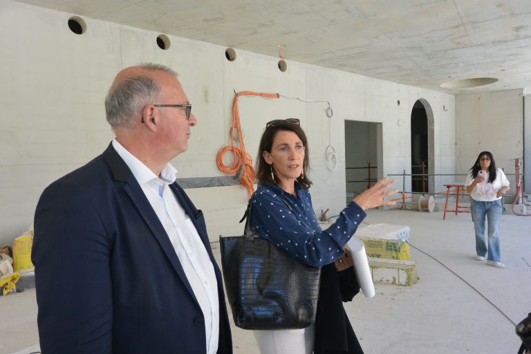 Damien Meslot, maire de Belfort, et Delphine Mentré, adjointe, dans l'accueil du futur musée d'art de Belfort.