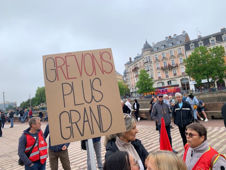 Premiers slogans au démarrage de la manifestation à Belfort.