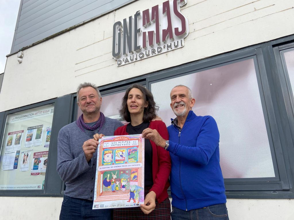 Jea-Jacques Fasquel, nouveau directeur de Cinémas d'aujourd'hui, Mathilde Lomberger, programmatrice jeune public et Gilles Lévy, président de l'association (de gauche à droite), présentent l'affiche du festival "Les Petites Entrevues". | © Le Trois - P.-Y.R.