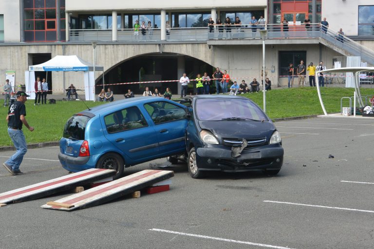 Les étudiants de l'université de technologie de Belfort-Montbéliard ont bénéficié d'une sensibilisation à la sécurité routière, avec des démonstrations des pompiers et des mises en scène avec des cascadeurs, le 5 septembre 2025.