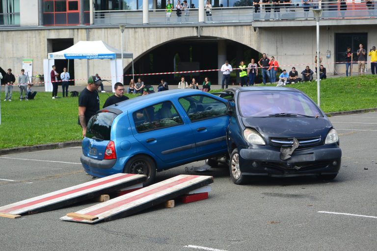 Les étudiants de l'université de technologie de Belfort-Montbéliard ont bénéficié d'une sensibilisation à la sécurité routière, avec des démonstrations des pompiers et des mises en scène avec des cascadeurs, le 5 septembre 2025.