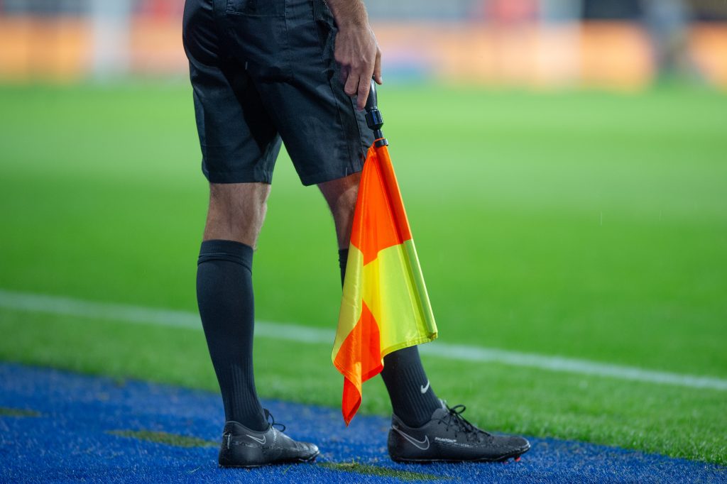 Un arbitre de touche, au stade Bonal, à Sochaux.