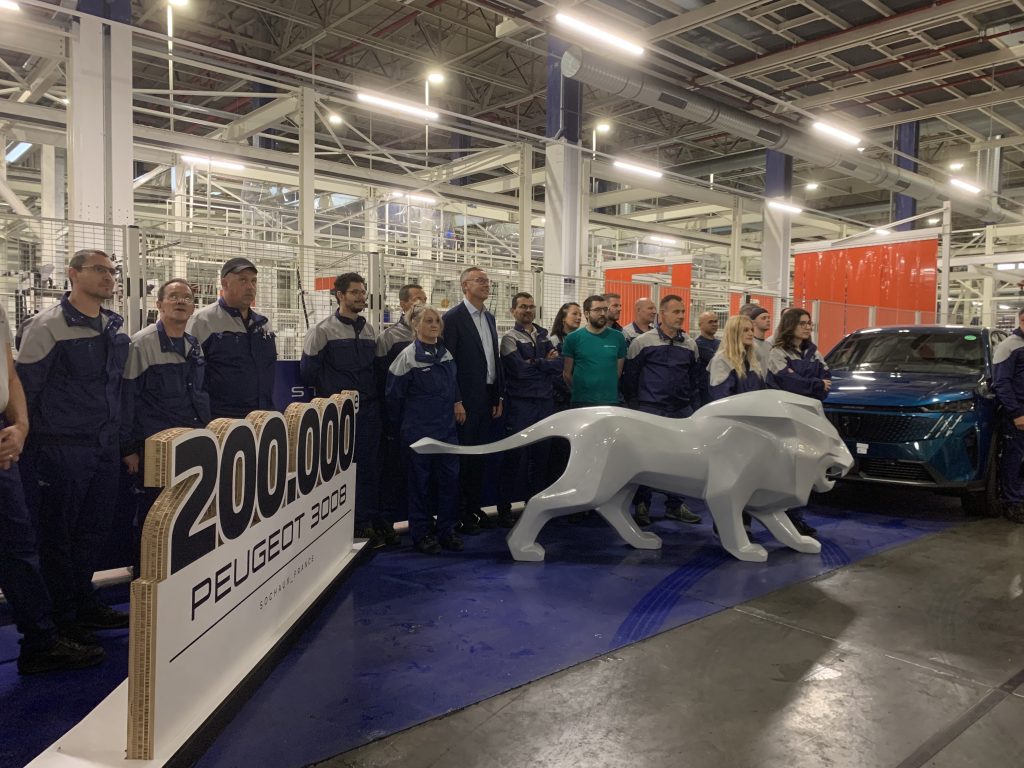 3008_peugeot L'usine Stellantis de Sochaux a produit, ce mercredi 24 septembre 2025, le 200 000e exemplaire de la nouvelle Peugeot 3008.