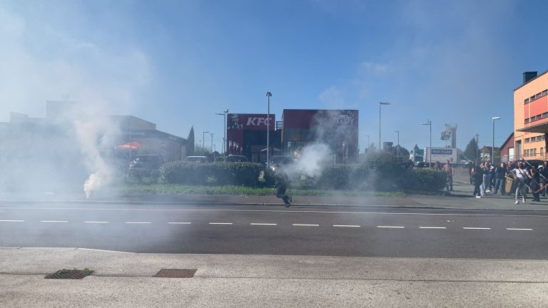 Tirs de fumigènes à l'entrée de Belfort, faubourg de Montbéliard. | © Le Trois E.C.