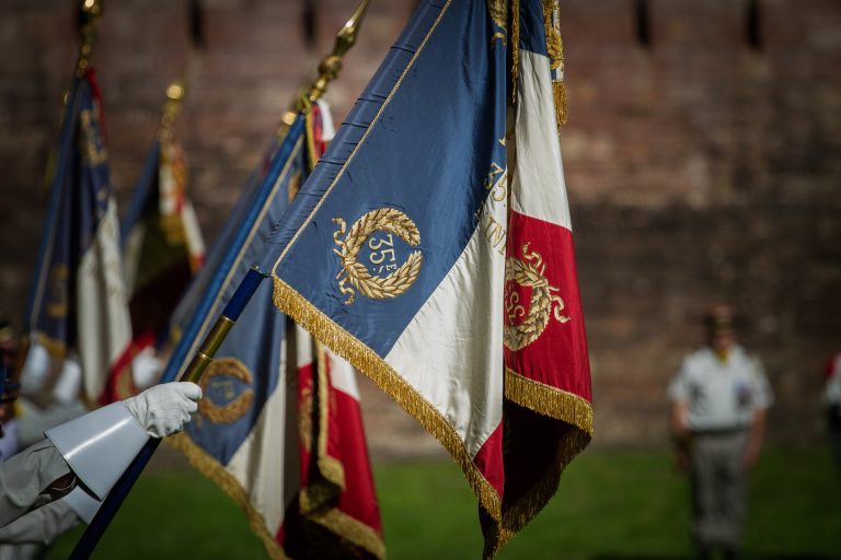 Drapeau du 35e régiment d'infanterie de Belfort, lors de la 3e édition de la fête de l'infanterie de ligne, le 7 septembre 2025.