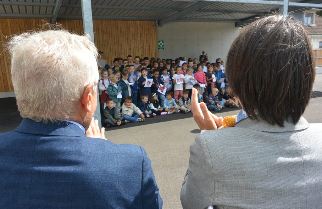 Rectrice_Besançon_rentrée_Etueffont Le préfet du Territoire de Belfort et la rectrice de l'académie de Besançon ont applaudi les écoliers d'Etueffont après leur prestation musicale, lors de la rentrée, ce 1er septembre 2025.