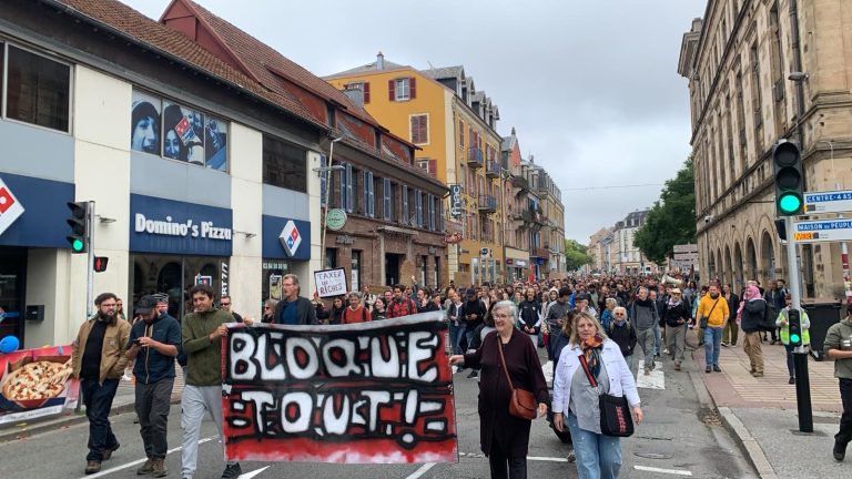 Le démarrage du cortège, faubourg de Montbéliard.