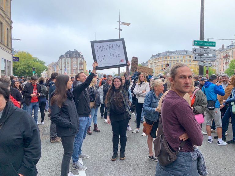 Les pancartes regorgeaient de nouveaux slogans.