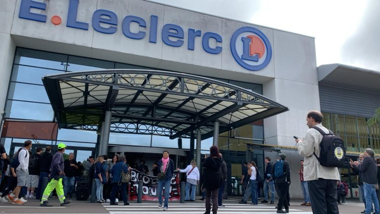 Le cortège est rapidement arrivé devant le Leclerc, qui avait déjà fermé ses portes. Mais les manifestants ont réussi à rentrer quand même.