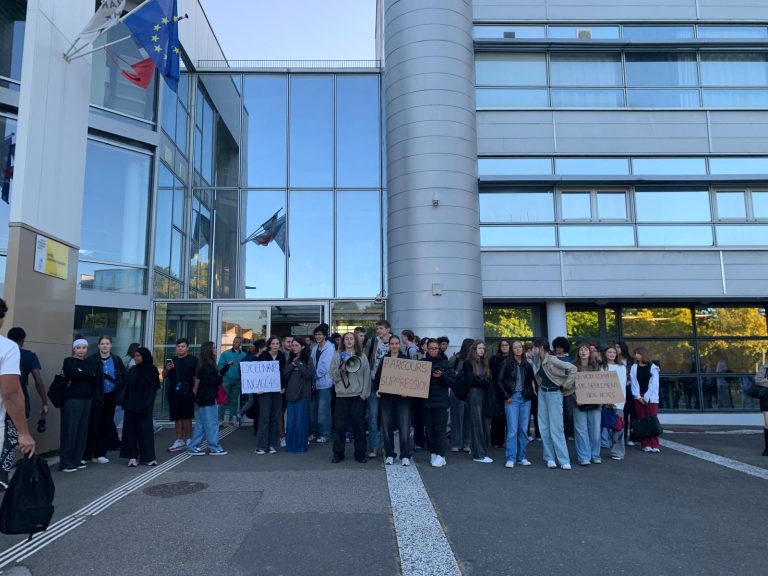 Jeudi 18 septembre 2015, des lycéens manifestent devant le lycée Courbet depuis 7h30.