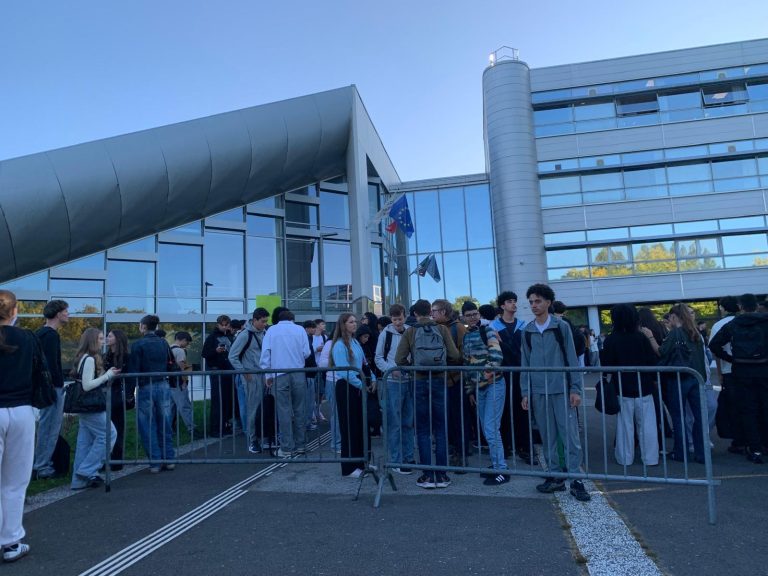 Jeudi 18 septembre 2015, des lycéens manifestent devant le lycée Courbet depuis 7h30.