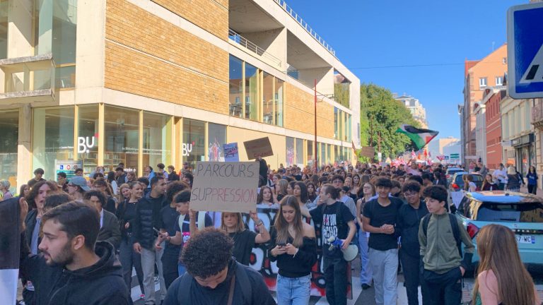 Les lycéens mènent le cortège de la manifestation de Belfort, ce 18 septembre.