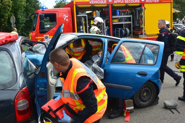 Les étudiants de l'université de technologie de Belfort-Montbéliard ont bénéficié d'une sensibilisation à la sécurité routière, avec des démonstrations des pompiers et des mises en scène avec des cascadeurs, le 5 septembre 2025.