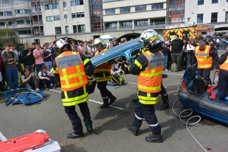 Les étudiants de l'université de technologie de Belfort-Montbéliard ont bénéficié d'une sensibilisation à la sécurité routière, avec des démonstrations des pompiers et des mises en scène avec des cascadeurs, le 5 septembre 2025.