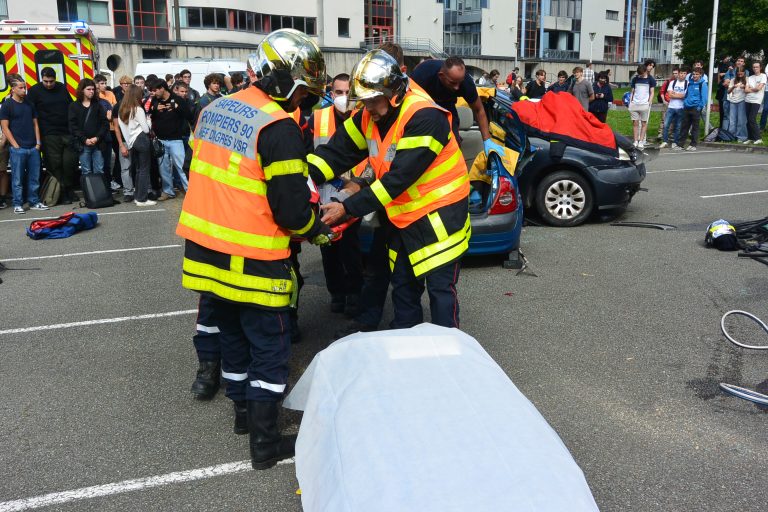 Les étudiants de l'université de technologie de Belfort-Montbéliard ont bénéficié d'une sensibilisation à la sécurité routière, avec des démonstrations des pompiers et des mises en scène avec des cascadeurs, le 5 septembre 2025.
