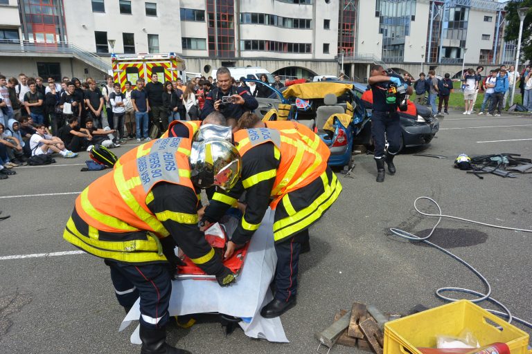 Les étudiants de l'université de technologie de Belfort-Montbéliard ont bénéficié d'une sensibilisation à la sécurité routière, avec des démonstrations des pompiers et des mises en scène avec des cascadeurs, le 5 septembre 2025.