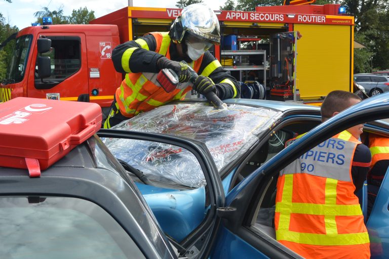 Les étudiants de l'université de technologie de Belfort-Montbéliard ont bénéficié d'une sensibilisation à la sécurité routière, avec des démonstrations des pompiers et des mises en scène avec des cascadeurs, le 5 septembre 2025.