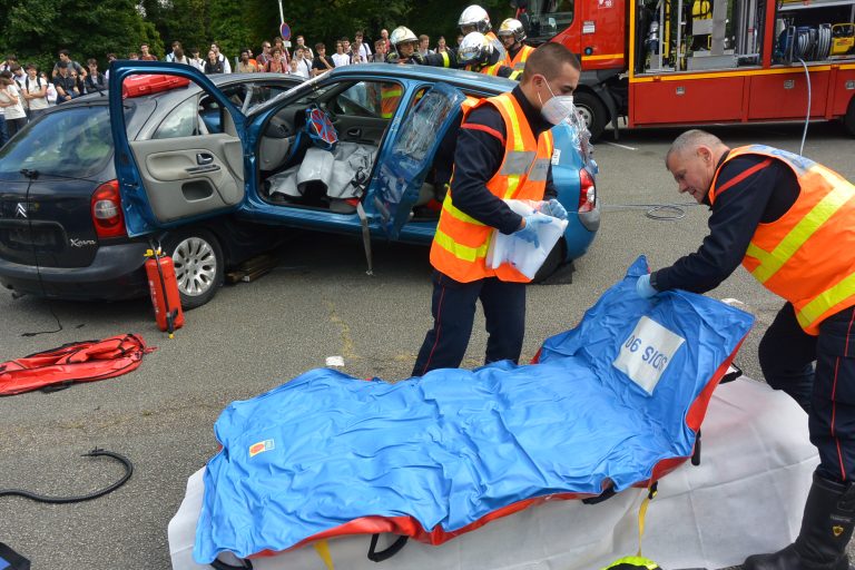 Les étudiants de l'université de technologie de Belfort-Montbéliard ont bénéficié d'une sensibilisation à la sécurité routière, avec des démonstrations des pompiers et des mises en scène avec des cascadeurs, le 5 septembre 2025.