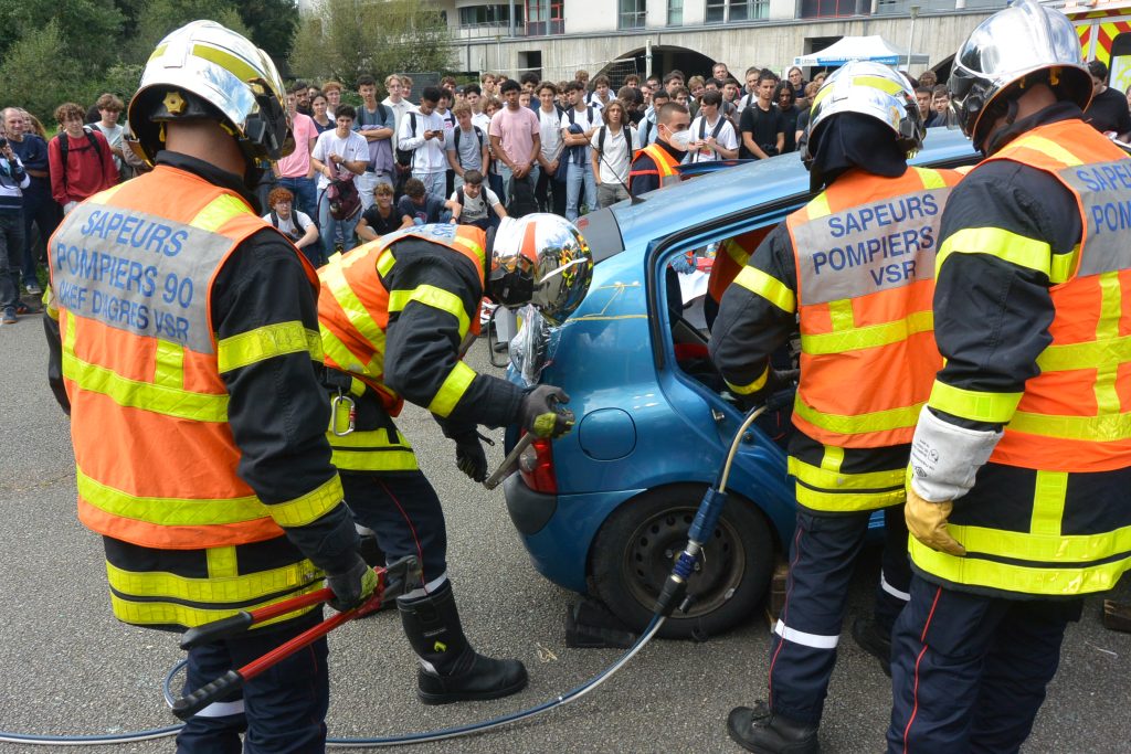 Les étudiants de l'université de technologie de Belfort-Montbéliard ont bénéficié d'une sensibilisation à la sécurité routière, avec des démonstrations des pompiers et des mises en scène avec des cascadeurs, le 5 septembre 2025.