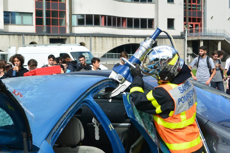 Les étudiants de l'université de technologie de Belfort-Montbéliard ont bénéficié d'une sensibilisation à la sécurité routière, avec des démonstrations des pompiers et des mises en scène avec des cascadeurs, le 5 septembre 2025.