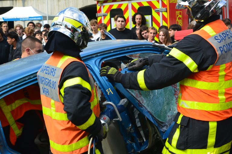 Les étudiants de l'université de technologie de Belfort-Montbéliard ont bénéficié d'une sensibilisation à la sécurité routière, avec des démonstrations des pompiers et des mises en scène avec des cascadeurs, le 5 septembre 2025.