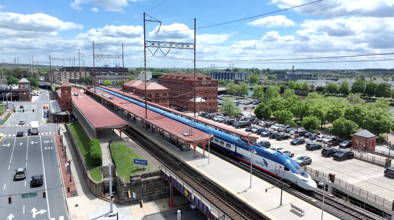 La motrice du nouveau train rapide américain Acela, qui reliera Boston à Washington, a été conçue par Alstom, à Belfort.