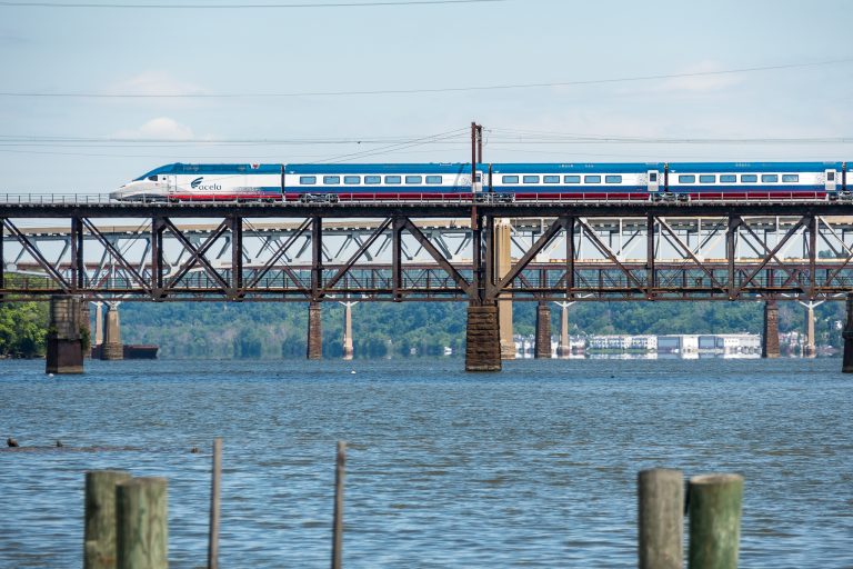 La motrice du nouveau train rapide américain Acela, qui reliera Boston à Washington, a été conçue par Alstom, à Belfort.