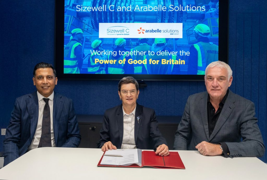 Catherine Cornand, présidente d'Arabelle solutions, signe la fourniture de deux îlots turbine complet pour la centrale nucléaire de Sizewell C.
