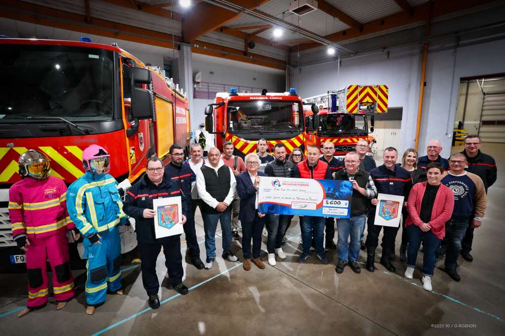 pompier_cancer_don Les pompiers du Territoire de Belfort ont fait un don de 5600 euros à la ligue contre le cancer du département. | ©Olivier Rognon – Sdis 90