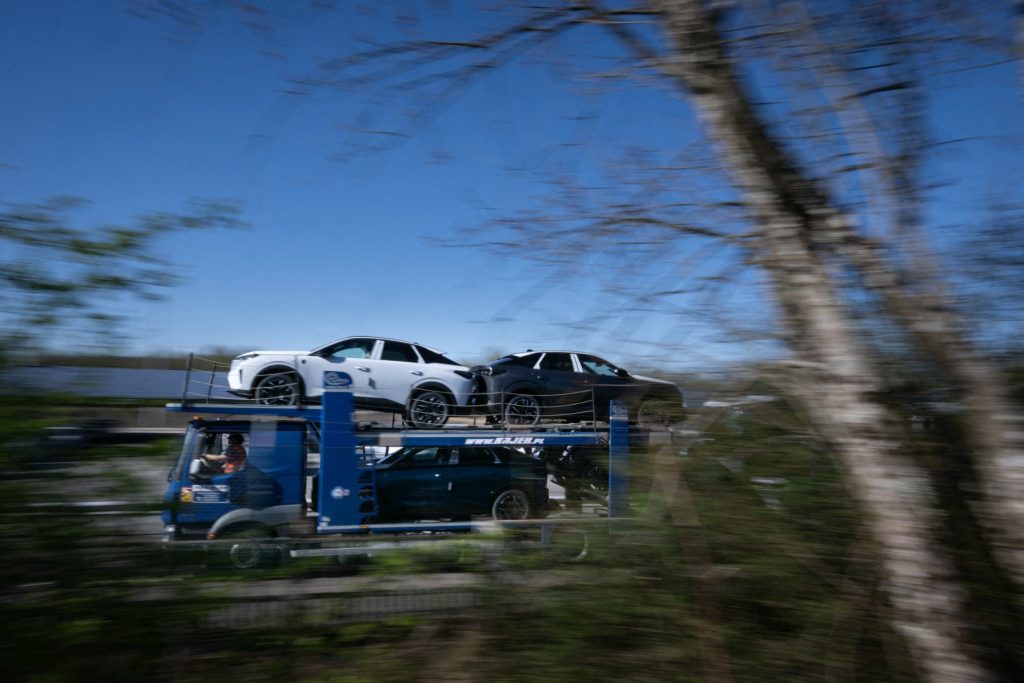 camion_transport_automobiles_stellantis Un camion transportant des Peugeot e-3008, sur le parking d'expédition de l'usine Stellantis de Sochaux.